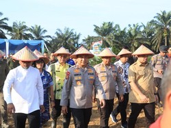 Terobosan Bakomsus Polda Riau Racik Pupuk Tingkatkan Produksi Jagung