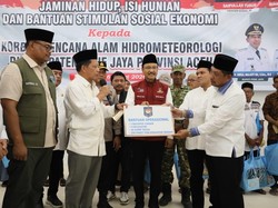 Tito Karnavian Salurkan Bantuan untuk Korban Bencana di Pidie Jaya