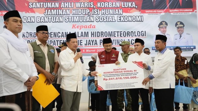 Bersama Mensos, Tito menyalurkan Bantuan Isian Hunian (BIH), Bantuan Stimulan Sosial Ekonomi (BSSE), serta Jaminan Hidup (Jadup) bagi korban bencana Sumatra.