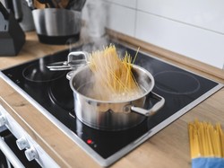 Kompor Listrik vs Kompor Induksi, Mana yang Lebih Hemat dan Aman Dipakai di Rumah?