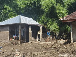 Detik-detik Banjir Bandang Seret 4 Warga di Buleleng