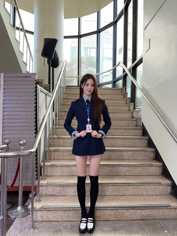 Mungkin tidak banyak yang tahu kalau pecinta warna biru langit itu pernah melakoni peran sebagai adik Park Min Young di drama Korea atau kerap disingkat drakor berjudul &lsquo;Remember&rsquo; pada tahun 2015 silam. Sungguh multitalenta, ya! / Foto: x.com/izna_offcl