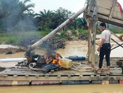 Polres Kuansing Gempur Tambang Ilegal, Puluhan Rakit PETI Dimusnahkan