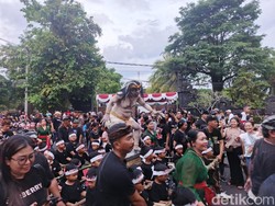Ribuan Warga Padati Pawai Ogoh-Ogoh Mini di Jembrana