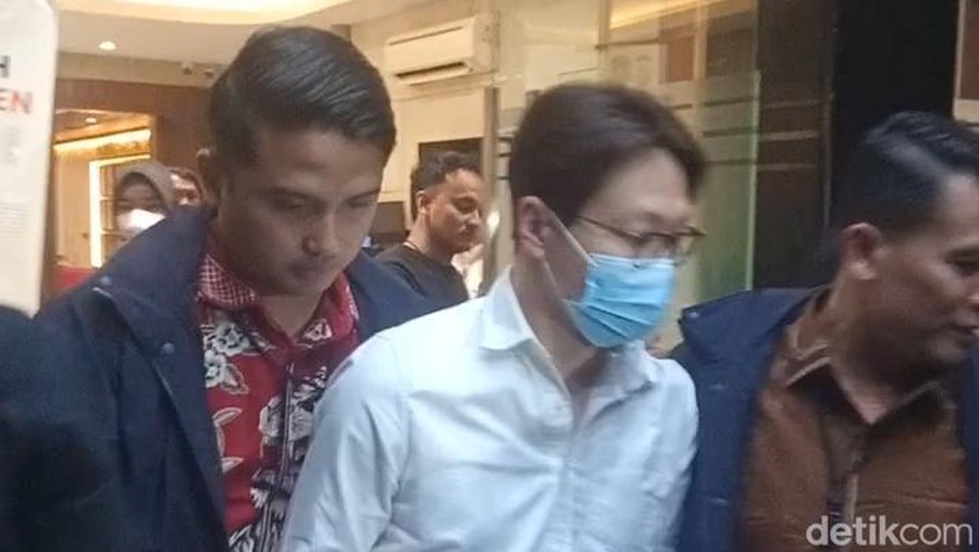 Richard Lee digiring ke ruang tahanan Polda Metro Jaya&comma; Jumat &lpar;6&sol;3&sol;2026&rpar;&period;