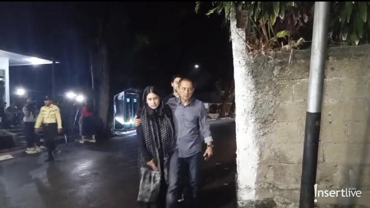 Suasana Rumah Duka Vidi Aldiano&comma; Dihadiri Kerabat hingga Rekan Artis