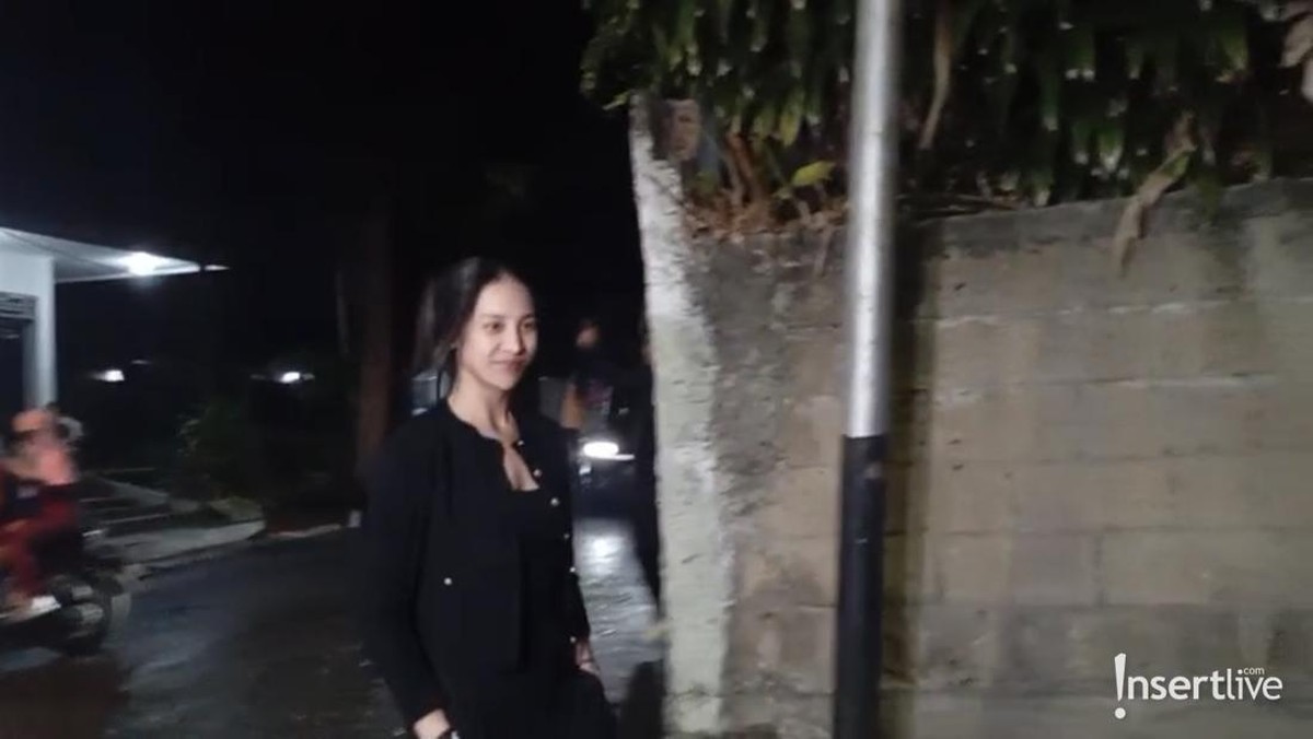 Suasana Rumah Duka Vidi Aldiano&comma; Dihadiri Kerabat hingga Rekan Artis