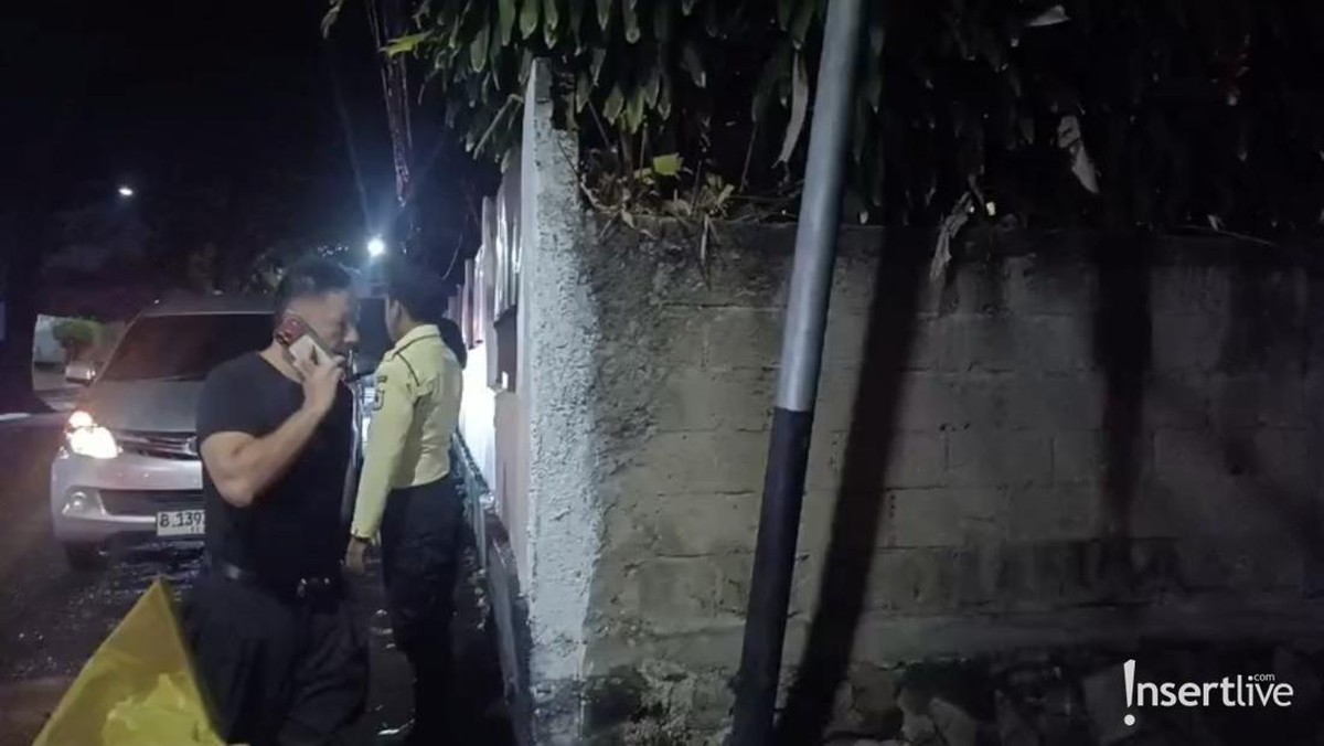 Suasana Rumah Duka Vidi Aldiano&comma; Dihadiri Kerabat hingga Rekan Artis