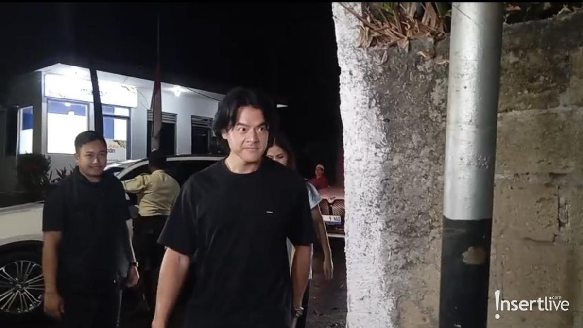 Suasana Rumah Duka Vidi Aldiano&comma; Dihadiri Kerabat hingga Rekan Artis