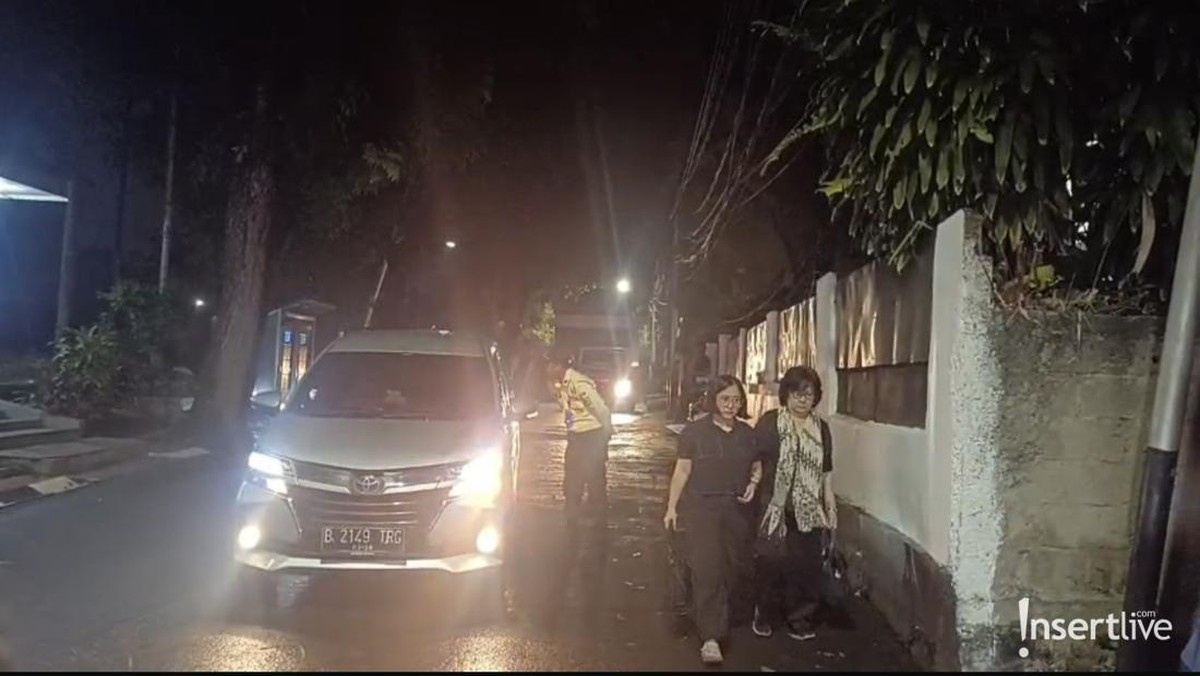 Suasana Rumah Duka Vidi Aldiano&comma; Dihadiri Kerabat hingga Rekan Artis