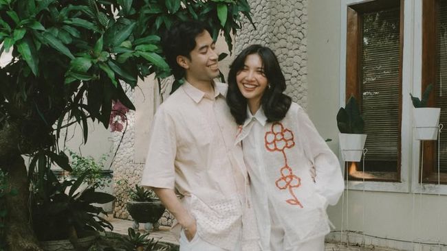 Berdasarkan kesaksian sejumlah rekan selebritas di rumah duka di Cilandak pada Sabtu (7/3), Sheila Dara tampak tegar usai Vidi Aldiano meninggal.