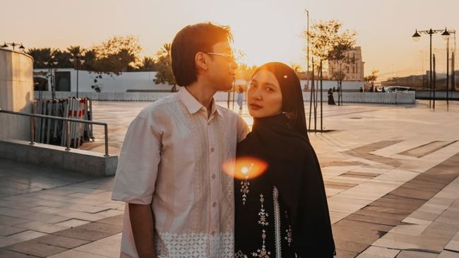 Ayah Vidi Aldiano, Harry Kiss, memuji Sheila Dara sebagai menantu yang sangat baik dalam mendampingi anak laki-lakinya itu.