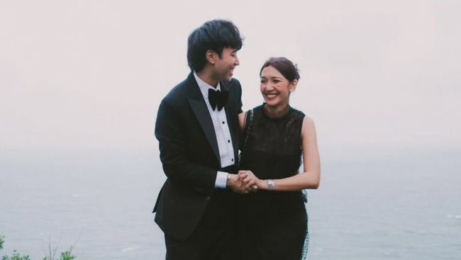 Perjalanan cinta satu dekade Vidi Aldiano dan Sheila Dara yang berujung dipisahkan maut.