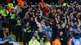 Usai Cemoohan, Leeds Minta Fans Hormati Jeda Ramadan