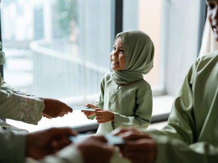 THR Anak yang Masih Kecil Hak Siapa? Ini Hukum Islam yang Wajib Diketahui Orang Tua