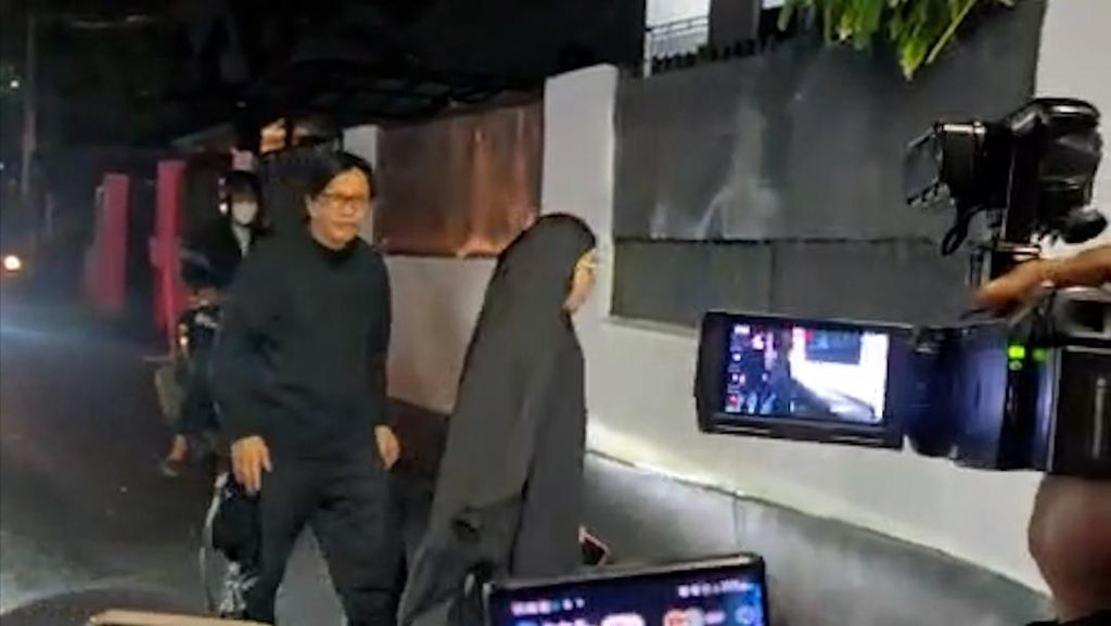 Suasana Rumah Duka Vidi Aldiano, Kerabat dan Artis Mulai Berdatangan