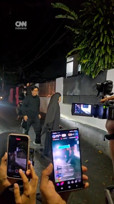 Suasana Rumah Duka Vidi Aldiano, Kerabat dan Artis Mulai Berdatangan