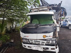 Sopir Microsleep, Truk Rokok Hantam Truk Tangki di Tol Semarang-Batang