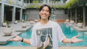 Keluarga hingga Fans Rayakan Ulang Tahun Vidi Aldiano di Makam