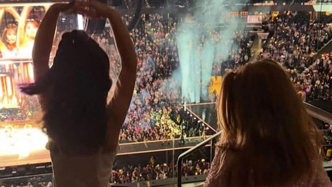 Video: Zayn Malik Bagikan Momen Temani Anak Nonton Konser TWICE