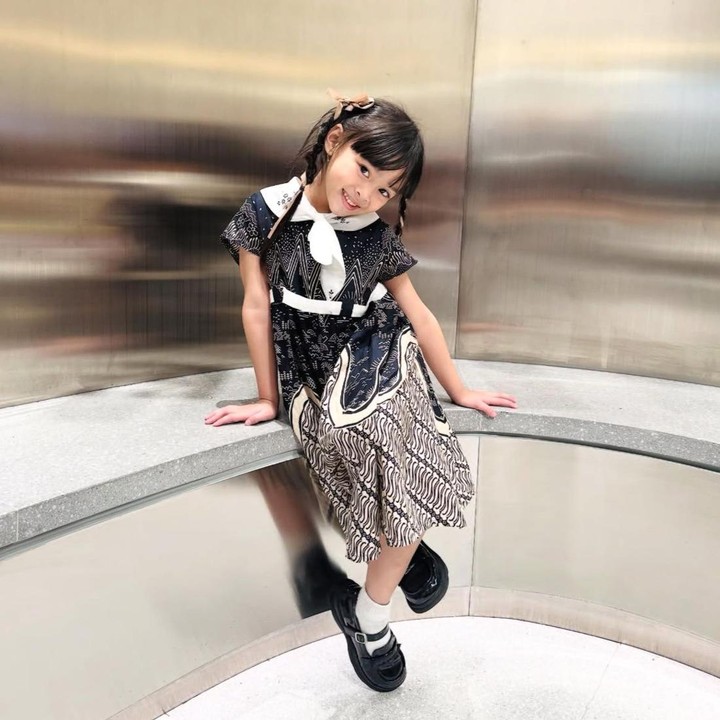 <p>Sutradara sekaligus penulis naskah, Ryan Adriandhy, sempat bercerita&nbsp;bahwa sebelum Luisa mengetahui dirinya akan memerankan tokoh Na Willa, ada kejadian yang membuatnya langsung yakin dengan pilihan tersebut. "Waktu itu sebelum Luisa tahu akan jadi Na Willa, dia masuk ruang <em>casting</em>, dia lihat anak ayam, itu langsung <em>excited</em>, 'Oh iya, berarti dia bisa nih nanti (jadi Na Willa)'." ujar Ryan Adriandhy dalam Press Conference &amp; Perkenalan Para Pemain Film Keluarga 'Na Willa', beberapa waktu lalu. (Foto: Instagram @luisaadreena)</p>