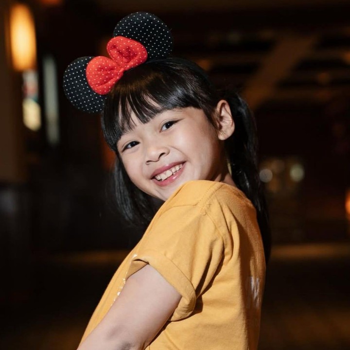 <p>Luisa memerankan tokoh utama Na Willa yang diceritakan sebagai anak dengan latar belakang etnis campuran. Dalam kisahnya, Na Willa memiliki ibu yang berasal dari Sabu, Nusa Tenggara Timur, sementara ayahnya berasal dari etnis Tionghoa. Luisa akan menggambarkan kehidupan Na Willa bersama keluarganya yang tinggal di Surabaya, Jawa Timur. Film ini dijadwalkan tayang pada momen Lebaran 2026, Bunda. (Foto: Instagram @luisaadreena)</p>