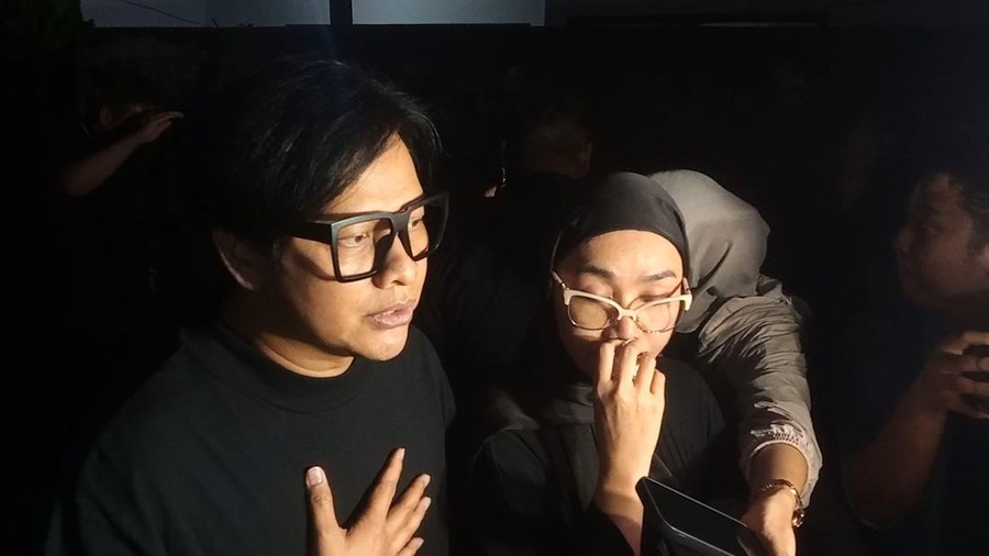 Armand Maulana dan Dewi Gita datang melayat ke rumah duka Vidi Aldiano di kawasan Cilandak&comma; Jakarta Selatan&comma; pada Sabtu &lpar;7&sol;3&sol;2026&rpar;&period;