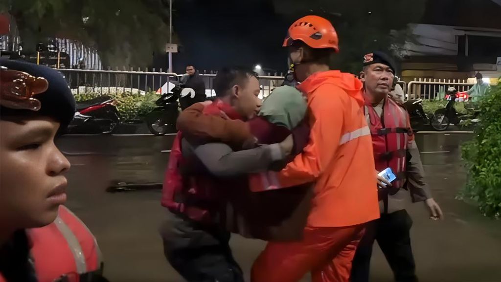 Banjir Pondok Karya Jaksel Capai 1,7 Meter, Lansia 84 Tahun Dievakuasi
