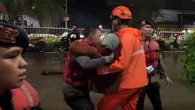 Banjir Pondok Karya Jaksel Capai 1,7 Meter, Lansia 84 Tahun Dievakuasi