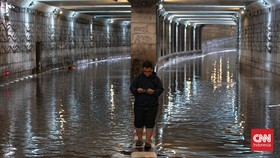 FOTO: Banjir Rendam Underpass Mampang dan Jalan Tendean