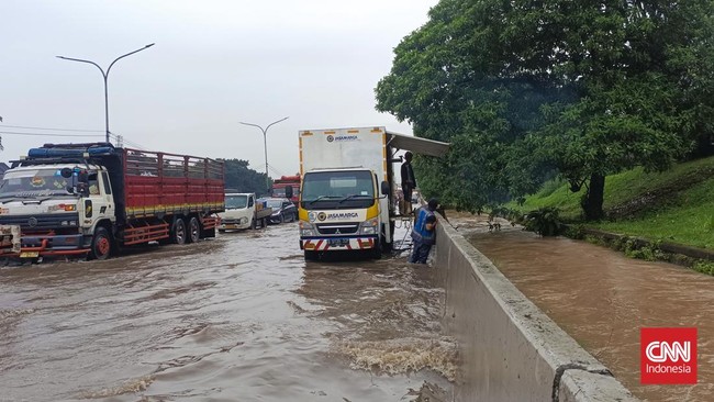 Tingginya debit air Kali Sabi membuat ruas Tol Jakarta-Tangerang sepanjang hampir satu kilometer tergenang, mulai KM 23 hingga KM 24, Minggu (8/3)
