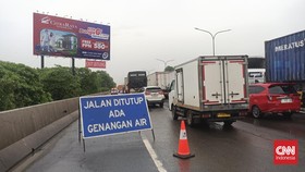 Banjir Akibat Luapan Kali, Tol Tangerang-Merak Macet Panjang