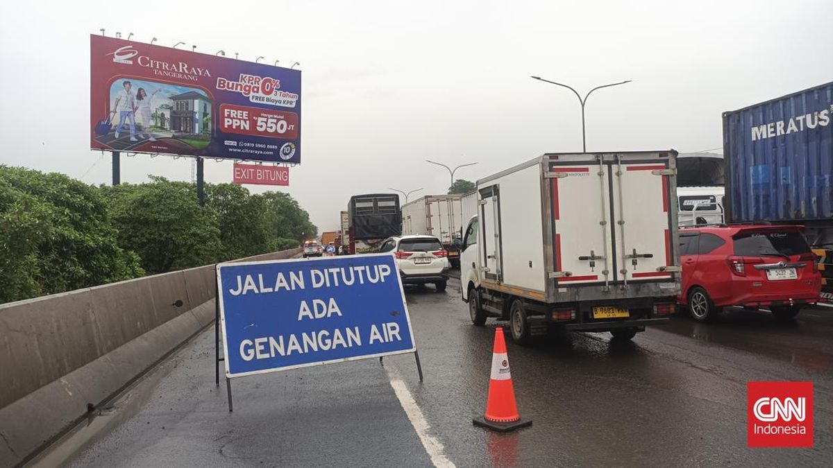 Banjir Akibat Luapan Kali, Tol Tangerang-Merak Macet Panjang