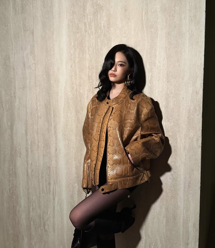 Berbalut koleksi Gucci Pre-Fall 2026, maknae (anggota termuda) aespa satu ini tampil bersinar layaknya bintang saat menyaksikan langsung peragaan busana perdana Demna, sang creative director, untuk Gucci./ Foto: instagram.com/imnotningning