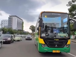 Aksi Ugal-ugalan Sopir Bus Trans Jatim Berujung Ditegur Polisi Sidoarjo