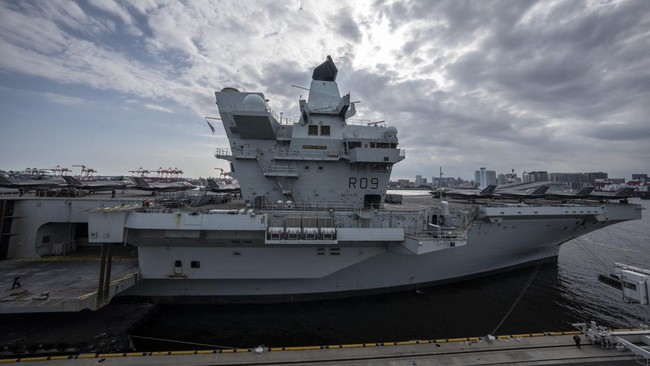 Kemhan Inggris menyatakan kapal induk Angkatan Laut Kerajaan saat ini tengah disiapkan untuk kemungkinan dikerahkan ke Timur Tengah.