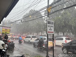 Waspada Hujan Angin Terjang Sidoarjo-Surabaya, Lalin Macet