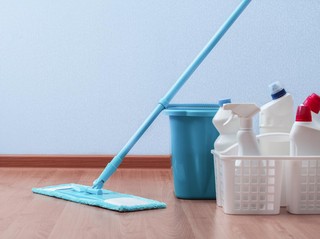 Lantai Rumah Kena Tumpukan Abu? Ini 3 Alat Pel yang Bisa Bikin Bersih