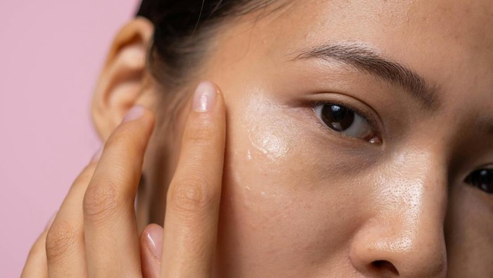 Eye cream membantu mengatasi masalah seperti garis halus, bengkak, dan lingkaran gelap
