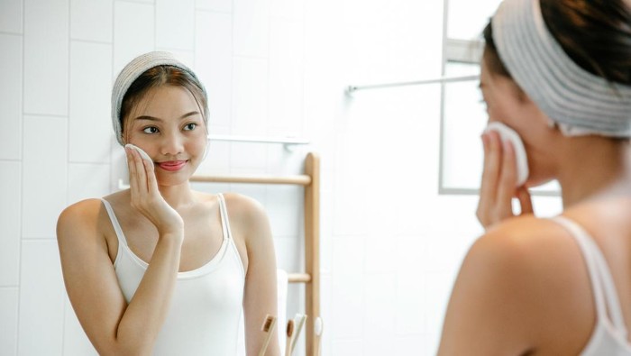 Toner menyeimbangkan pH kulit setelah proses pembersihan