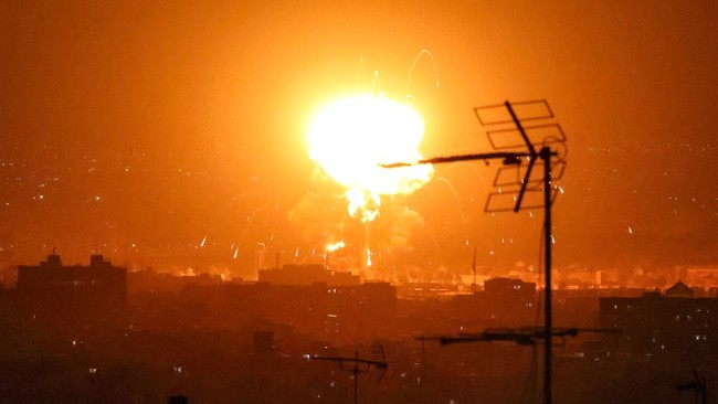 Sebagian Teheran dilalap api setelah Amerika Serikat (AS) dan Israel mengebom fasilitas penyimpanan bahan bakar Iran pada Sabtu (7/3) malam.