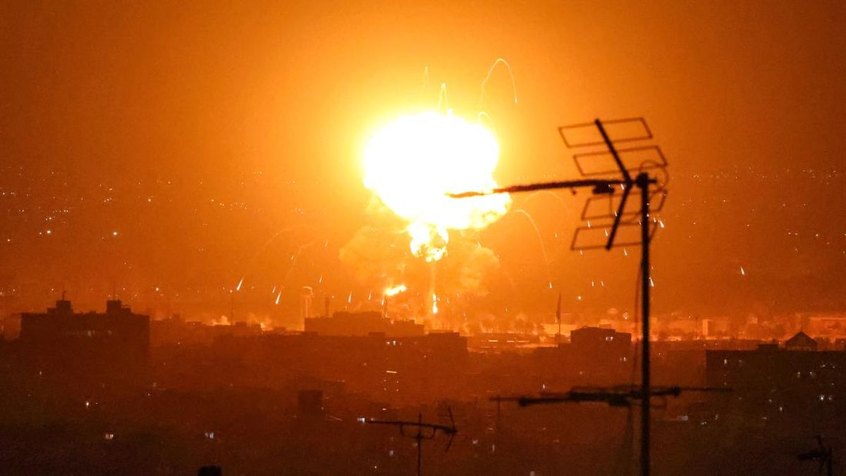 Israel Bom Depot Minyak Iran, Bola Api Membumbung di Teheran