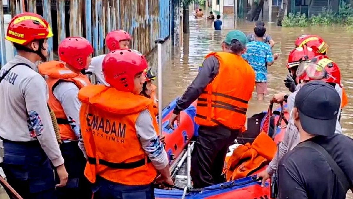 Banjir Capai 1,5 Meter, Petugas Evakuasi Warga di Cipinang Melayu