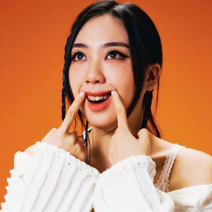 Lee Young Ji menggunakan tooth gems sebagai statement/ Foto: Instagram.com/youngji_02