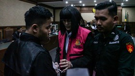 Terdakwa kasus dugaan suap terhadap putusan lepas perkara korupsi pemberian fasilitas ekspor minyak sawit mentah (CPO) Marcella Santoso (tengah).