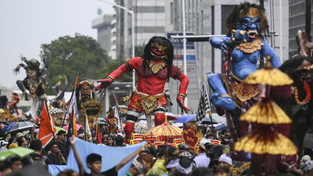 FOTO: Jakarta Rasa Bali, Ogoh-Ogoh Raksasa Hiasi Ikon Ibu Kota