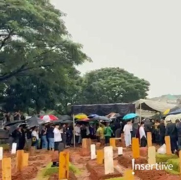 Pemakaman Vidi Aldiano di TPU Tanah Kusir Diiringi Hujan Deras