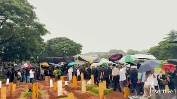 Update Informasi Selebriti InsertLive : Pemakaman Vidi Aldiano di TPU Tanah Kusir Diiringi Hujan Deras
