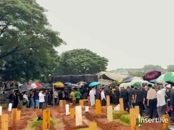 Pemakaman Vidi Aldiano di TPU Tanah Kusir Diiringi Hujan Deras