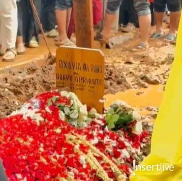 Ketegaran Sheila Dara Antar Vidi Aldiano ke Peristirahatan Terakhir